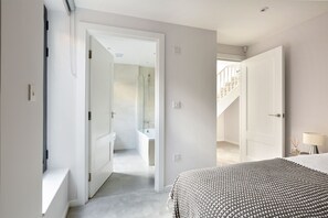 Blackout curtains, iron/ironing board, free cots/infant beds, free WiFi - Heart of Camden (London)