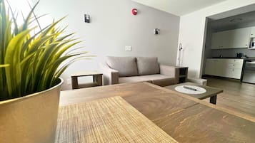 Deluxe-suite - 1 kingsize-seng med sovesofa | 1 soveværelse, skrivebord, arbejdsområde til bærbare computere