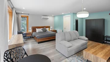 Suite – deluxe, 1 kingsize-seng med sovesofa | Skrivebord, skrivebord for bærbar PC, blendingsgardiner og lydisolert