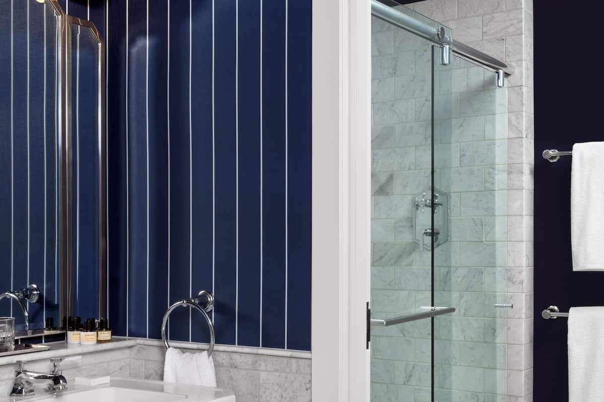 Designer toiletartikelen, een haardroger, badjassen, pantoffels