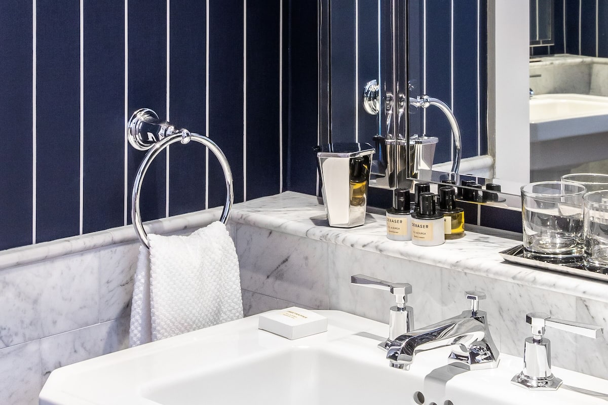 1 bedroom, Egyptian cotton sheets, premium bedding, down comforters