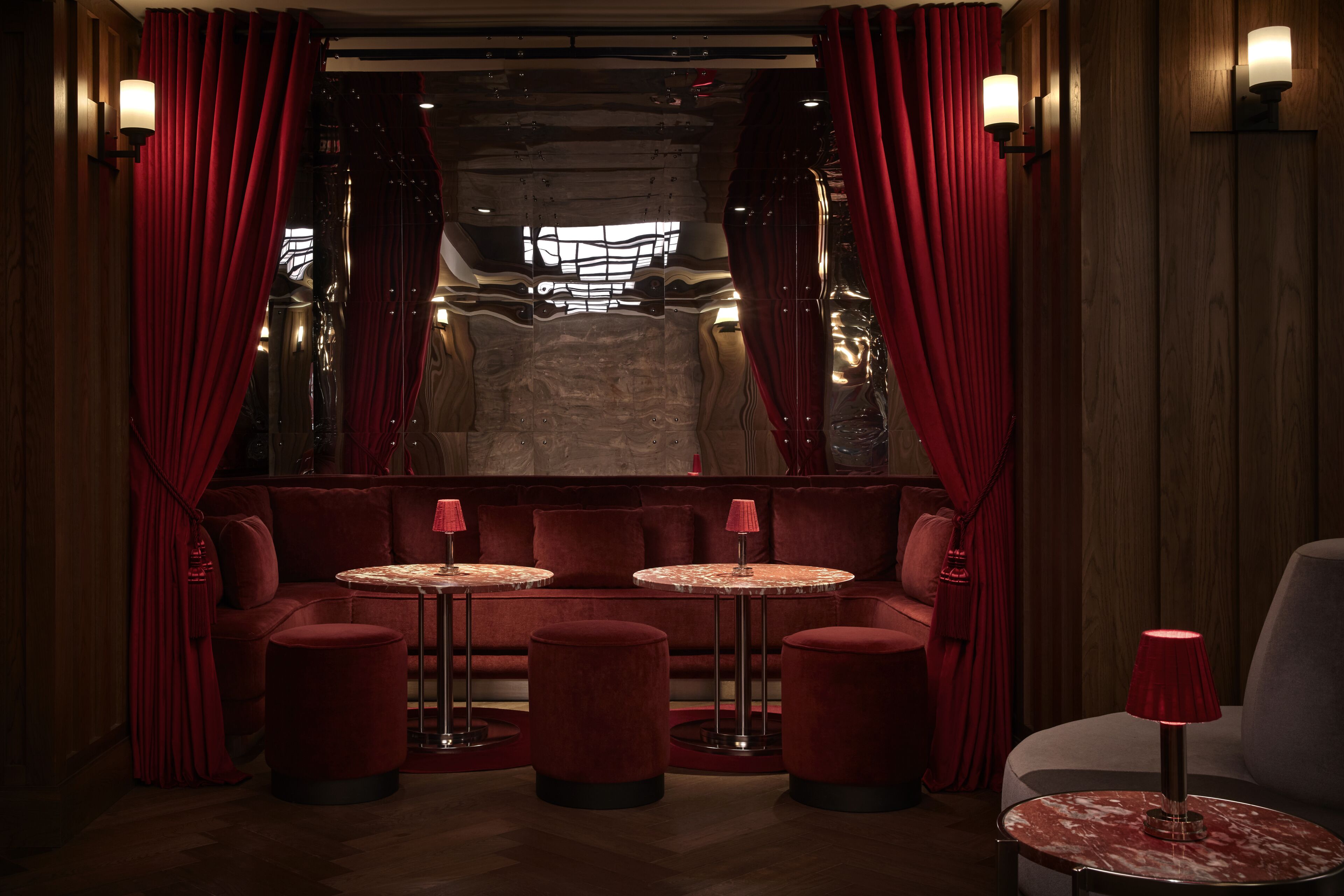 Serves lunch and dinner