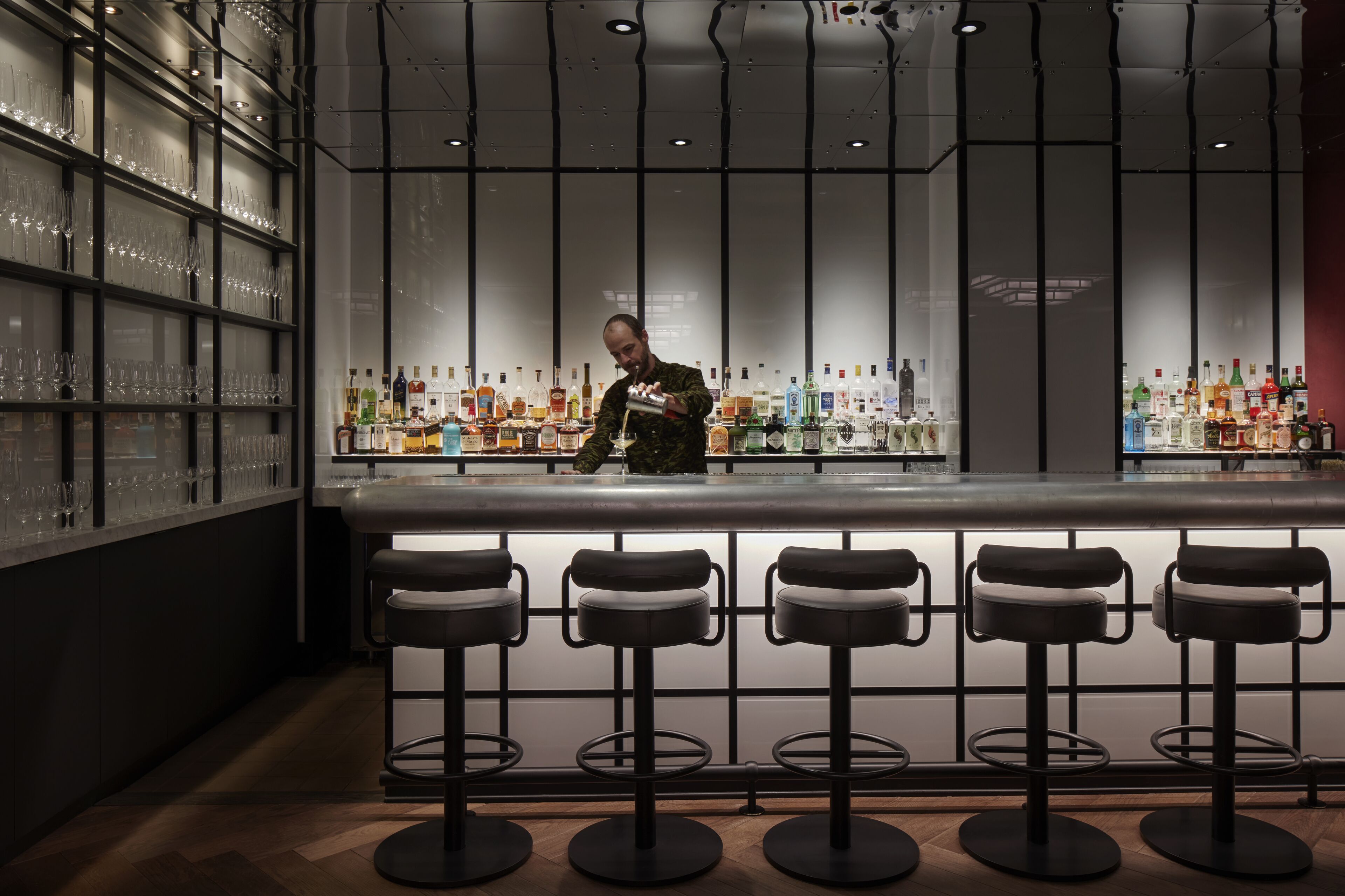 serves lunch and dinner