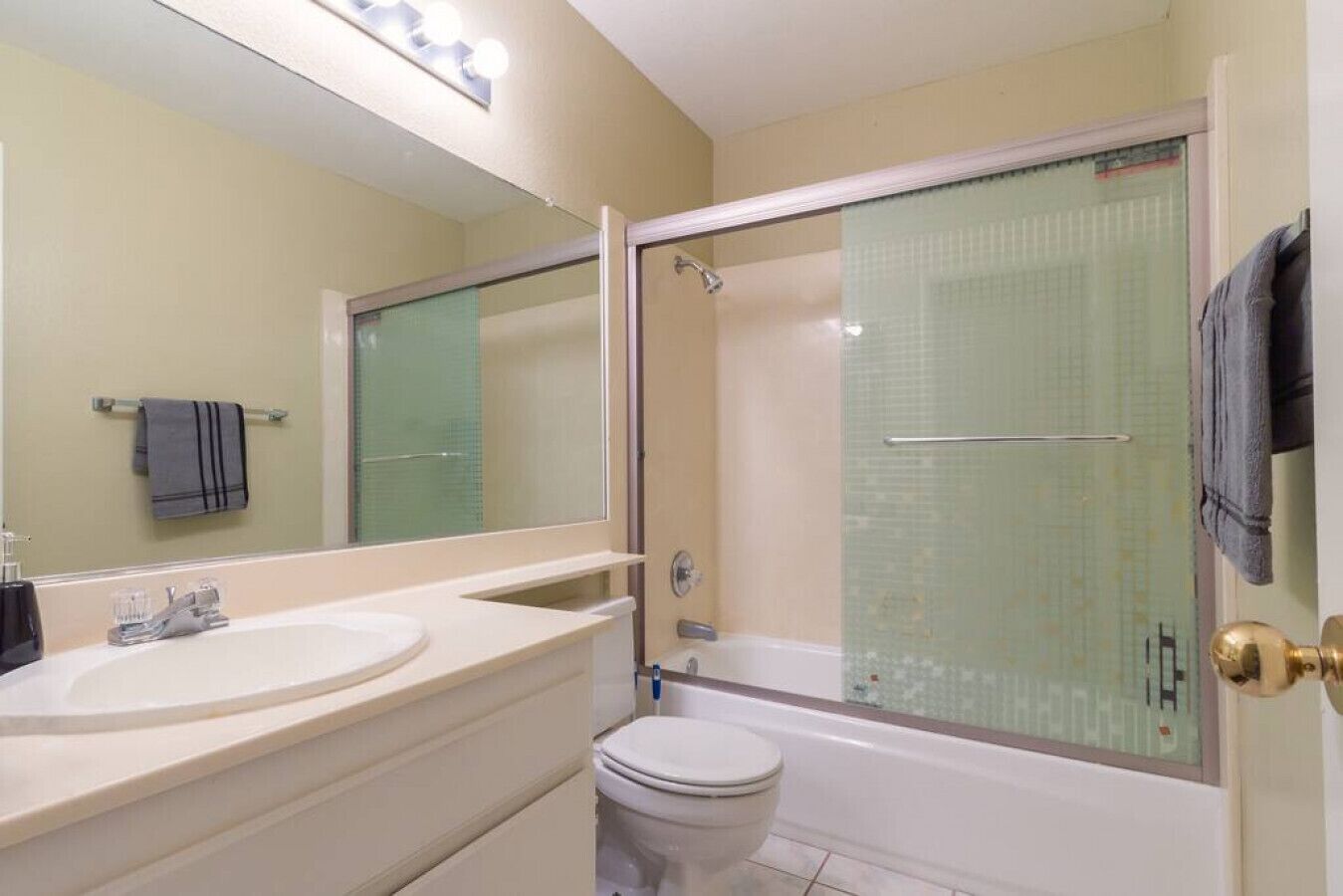 Un baño con lavamanos, inodoro y ducha.