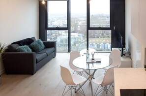 อพาร์ทเมนท์, เตียงใหญ่ 1 เตียง และโซฟาเบด (Archway 1) | บริเวณนั่งเล่น | สมาร์ททีวี 45 นิ้ว พร้อมช่องเคเบิล, ทีวี, Netflix