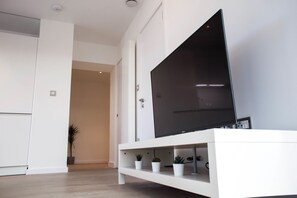 อพาร์ทเมนท์, เตียงใหญ่ 1 เตียง และโซฟาเบด (Archway 2) | บริเวณนั่งเล่น | สมาร์ททีวี 45 นิ้ว พร้อมช่องเคเบิล, ทีวี, Netflix