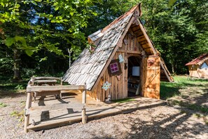 Cabin (Sorcière) | 1 bedroom, individually decorated, individually furnished