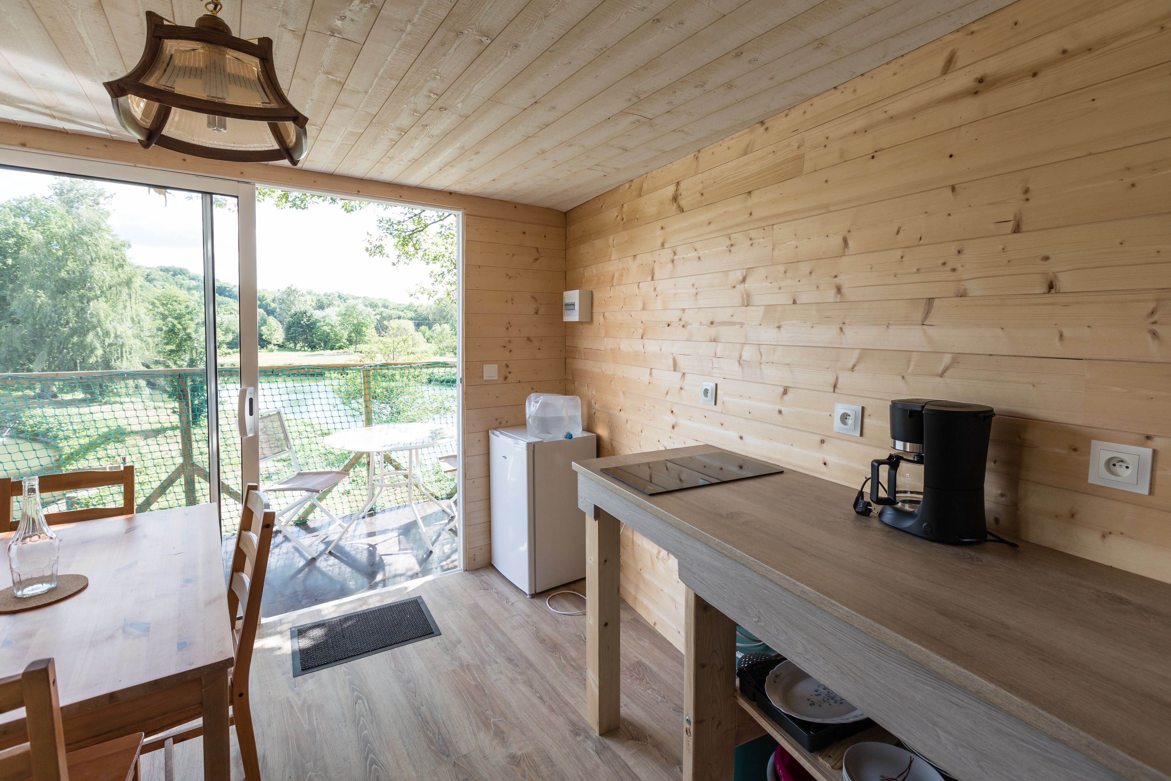 Kabin (Robin des Bois) | Dapur kecil pribadi | Lemari es, microwave, dan peralatan masak/sendok-piring