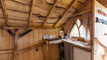 Cabin (Gretel) | Private kitchenette | Fridge, microwave, cookware/dishes/utensils