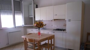Appartement, 2 chambres | Repas dans la chambre