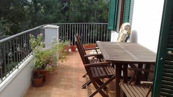 Comfort Apartment, Jetted Tub (8 Prs) | Terrace/patio