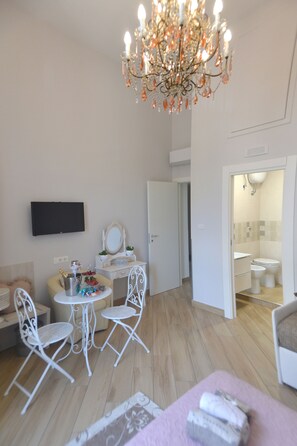 Quarto quádruplo, sacada, vista para a cidade | Roupas de cama premium, edredons de pluma, cortinas blackout