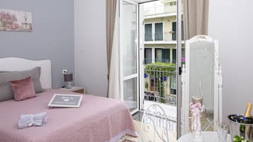 Habitación cuádruple, balcón, vista a la ciudad | Ropa de cama de alta calidad, edredón y cortinas blackout