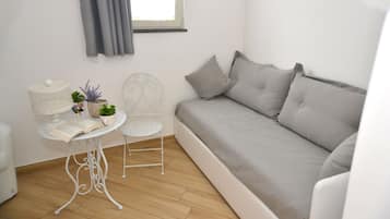 Habitación cuádruple Deluxe, vista a la ciudad | Ropa de cama de alta calidad, edredón y cortinas blackout