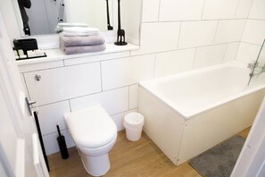 Apartment, 2 Double Beds | Bathroom | Combined shower/tub, free toiletries, hair dryer, towels - Spacious Two Bed in Hackney (London)