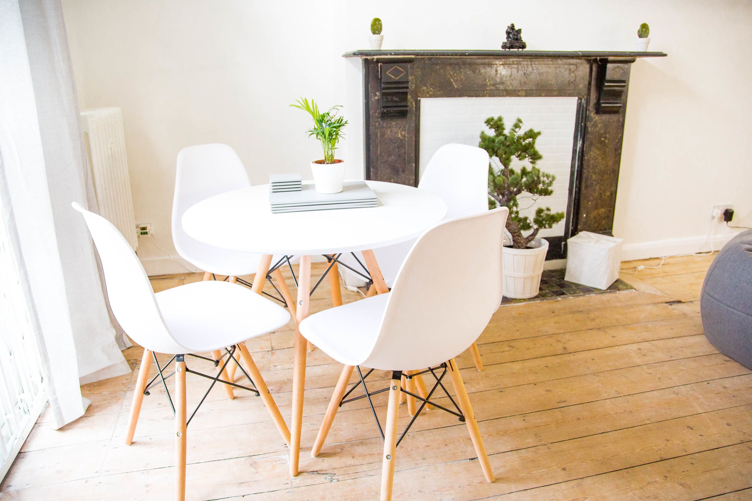 Apartment, 2 Doppelbetten | Essbereich im Zimmer