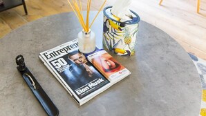 Een tijdschrift op een tafel, een zakdoos en een rietverspreider.