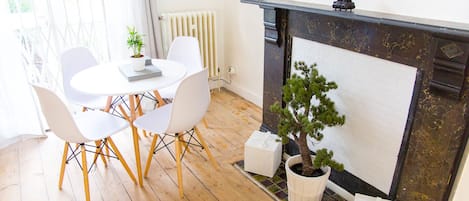 Apartment, 2 Double Beds | In-room dining