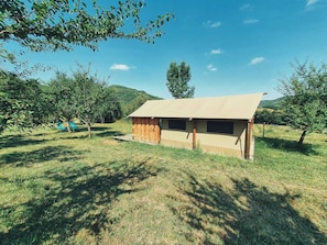 Tente Familiale, 2 chambres, vue colline (4 pers. Cerise) | Individually decorated, individually furnished, bed sheets - Camping des vignes (Dun)