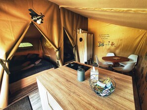 Tente Familiale, 2 chambres, vue colline (4 pers. Chataigne) | Individually decorated, individually furnished, bed sheets - Camping des vignes (Dun)