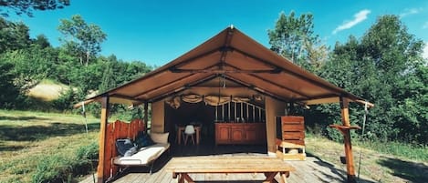 Tente Familiale, vue colline (6 pers. Grenade) | Individually decorated, individually furnished, bed sheets