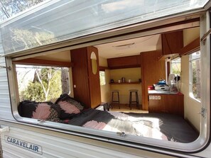 Caravane vintage Prune (2pers) | Individually decorated, individually furnished, bed sheets - Camping des vignes (Dun)