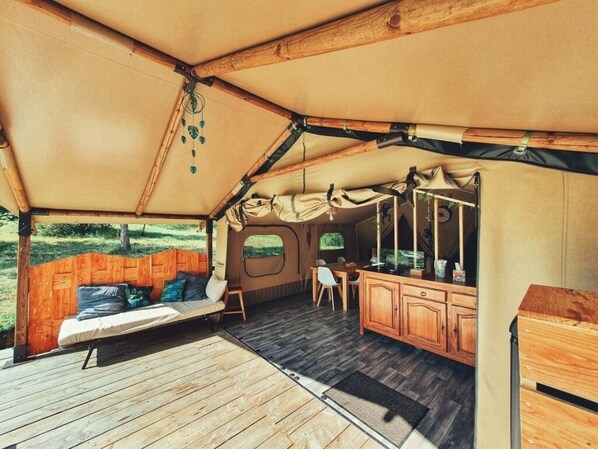 Tente Familiale, vue colline (6 pers. Grenade) | Individually decorated, individually furnished, bed sheets - Camping des vignes (Dun)