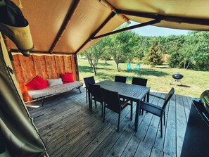 Tente Familiale, 2 chambres, vue colline (4 pers. Cerise) | Individually decorated, individually furnished, bed sheets - Camping des vignes (Dun)