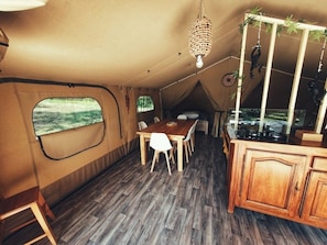 Tente Familiale, vue colline (6 pers. Grenade) | Individually decorated, individually furnished, bed sheets - Camping des vignes (Dun)