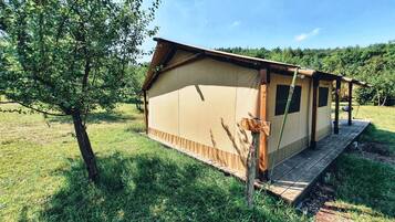 Tente Familiale, 2 chambres, vue colline (4 pers. Cerise) | Individueel gedecoreerd, individueel gemeubileerd, beddengoed