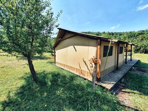 Tente Familiale, 2 chambres, vue colline (4 pers. Cerise) | Individually decorated, individually furnished, bed sheets - Camping des vignes (Dun)