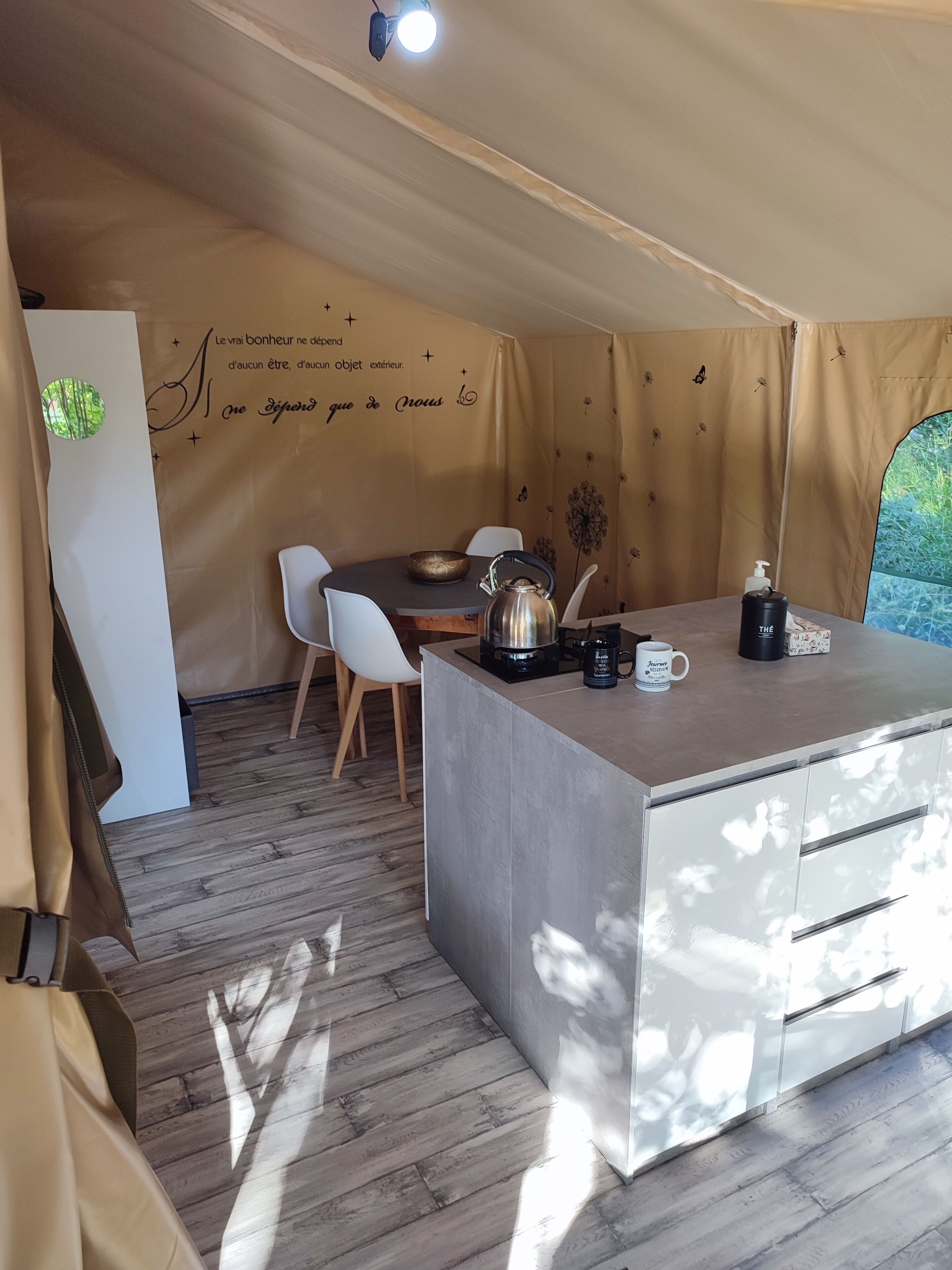 Tente Familiale, plusieurs lits, vue colline (4 pers. Cassis) | Private kitchen | Stovetop, coffee/tea maker, highchair, cookware/dishes/utensils
