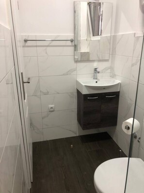 Basic Room | Bathroom | Shower, free toiletries, hair dryer, towels - Rooms Radunica street (Split)