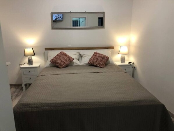 Basic Room | 2 bedrooms, down comforters, desk, free WiFi - Rooms Radunica street (Split)