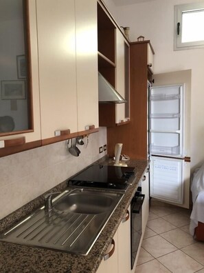 Apartment, 2 Schlafzimmer | Eigene Küche | Großer Kühlschrank, Ofen, Geschirrspüler, Kochgeschirr/Geschirr/Besteck