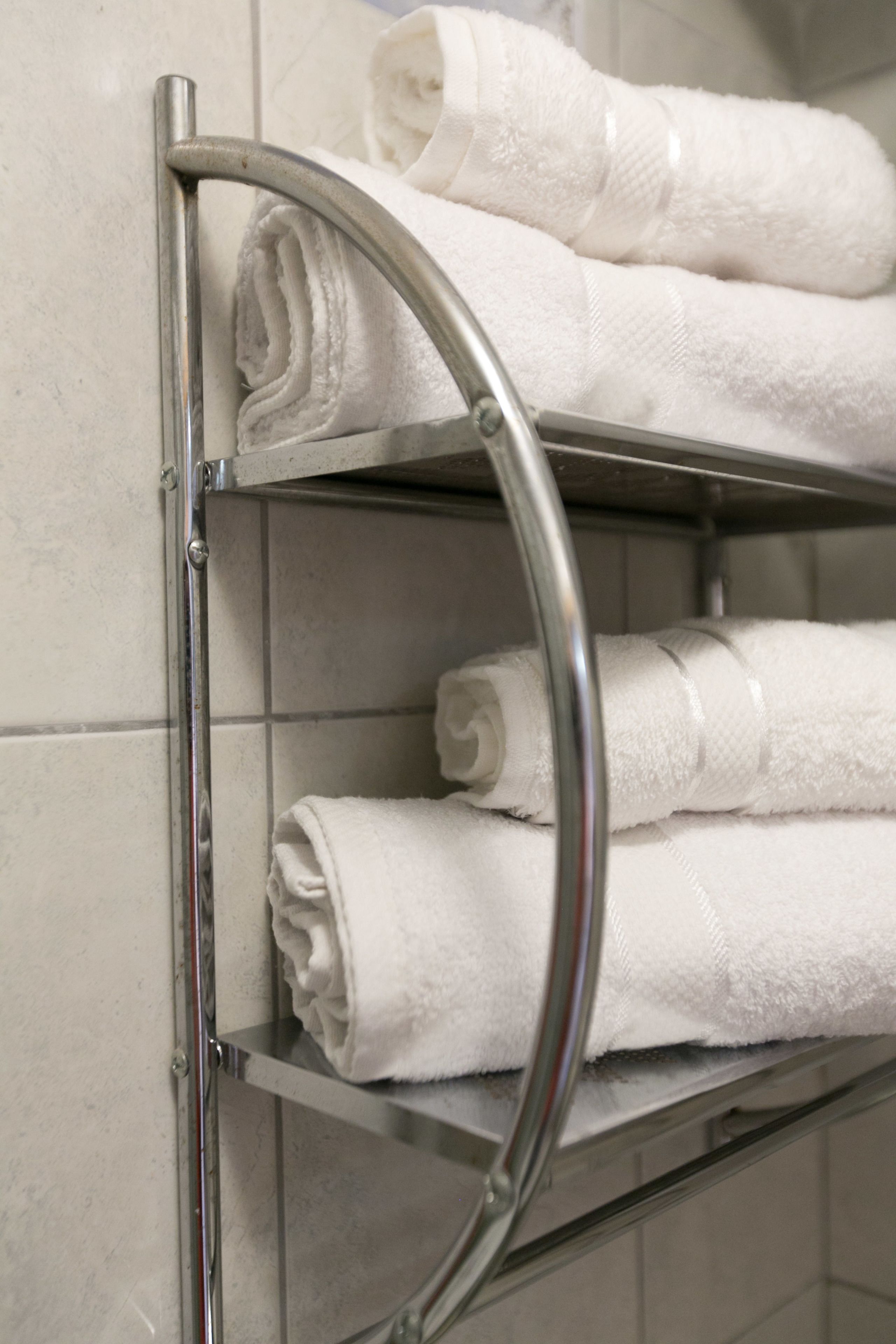 Ducha, artículos de tocador gratuitos, secador de pelo, toallas