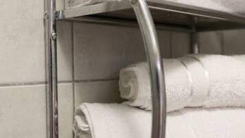 Ducha, artículos de higiene personal gratuitos y secador de pelo