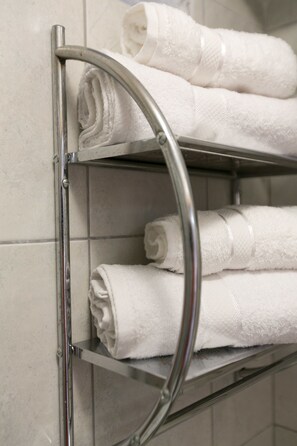 Shower, free toiletries, hair dryer, towels - One Bedroom Apartment Nincevica street (Split)