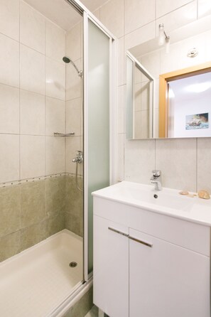 Douche, articles de toilette gratuits, sèche-cheveux