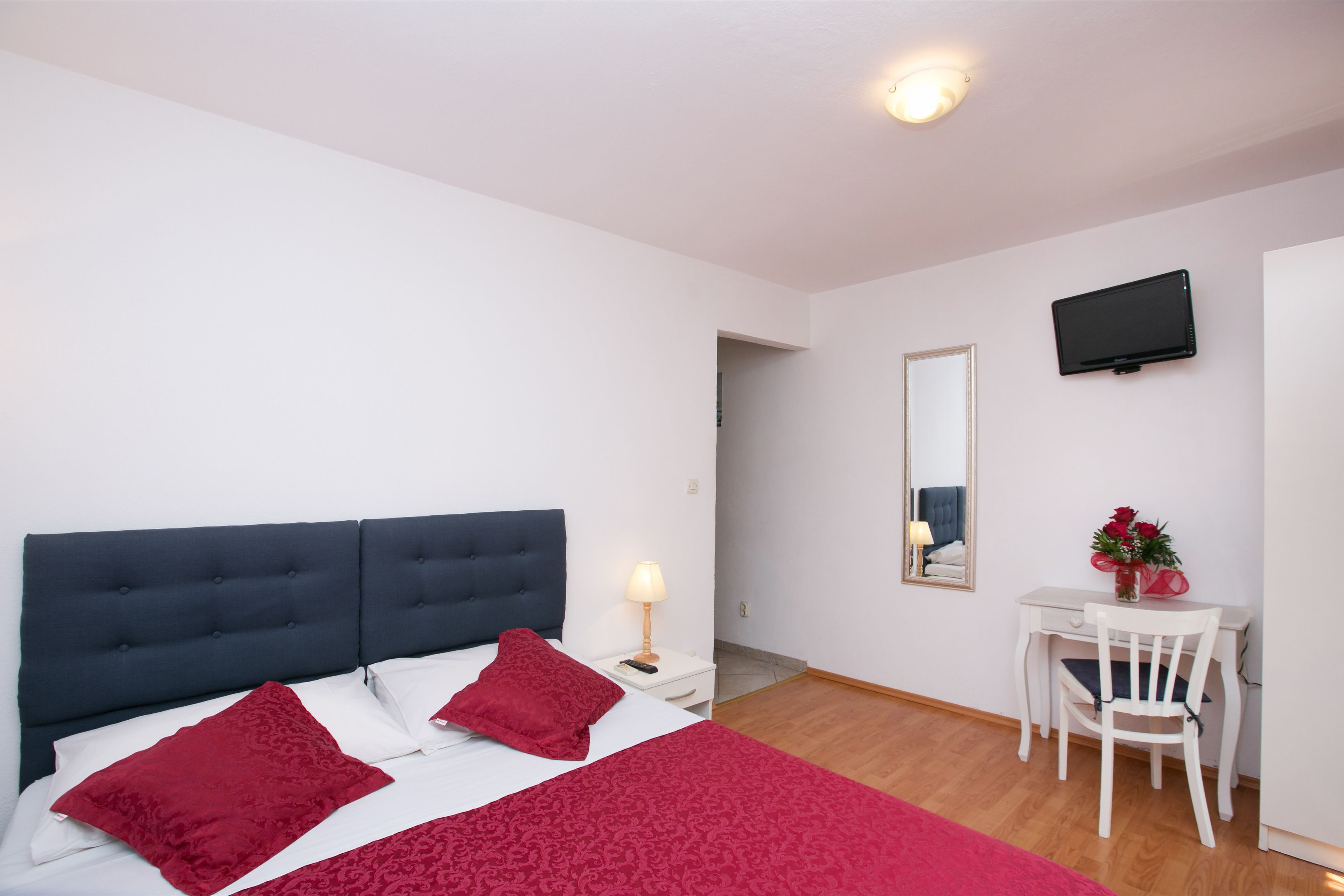 Cortinas blackout, wifi gratis y ropa de cama 