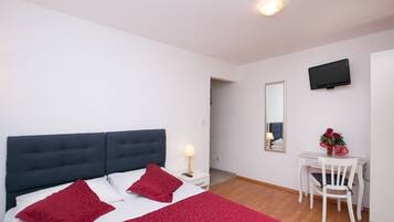 Blackout drapes, free WiFi, bed sheets