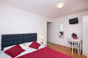 Blackout drapes, free WiFi, bed sheets - One Bedroom Apartment Nincevica street (Split)