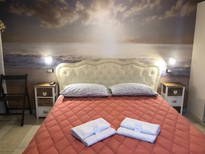 1 Schlafzimmer, Schreibtisch, Bettwäsche