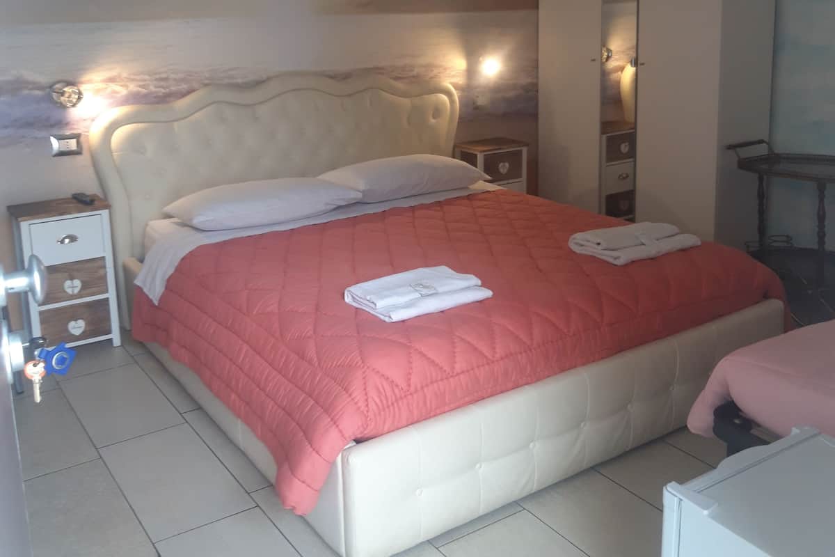 Triple Room | 1 bedroom, desk, bed sheets