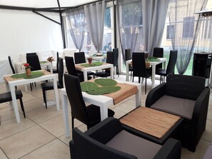 Breakfast area - B&B Oasi P. (Rho)