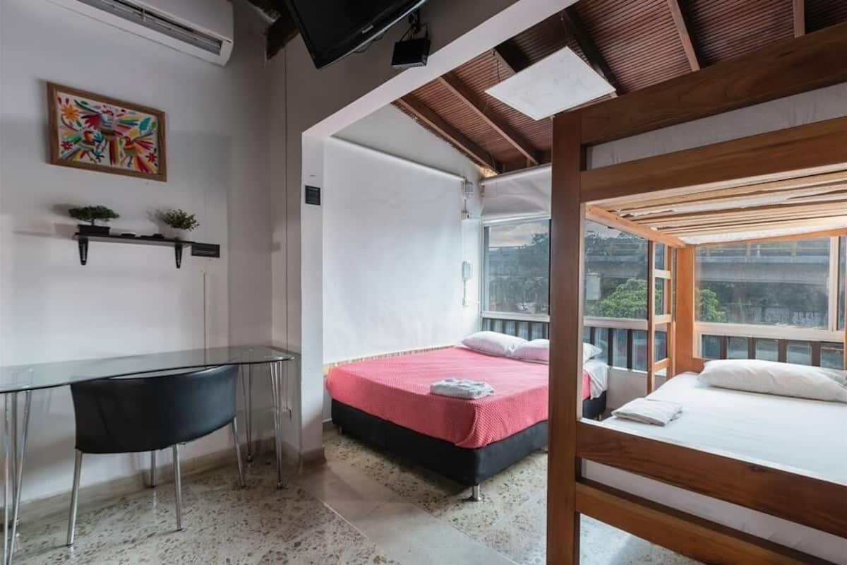 Economy vierpersoonskamer | 1 slaapkamer, geluiddichte muren, gratis wifi, beddengoed