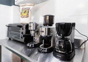 Fridge, microwave, oven, dishwasher - Living Hostal - Hostel (Medellín)