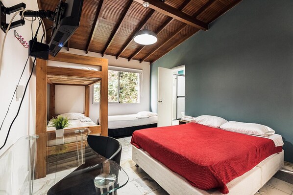 Habitación cuádruple Elite | Sistema de insonorización, wifi gratis, ropa de cama