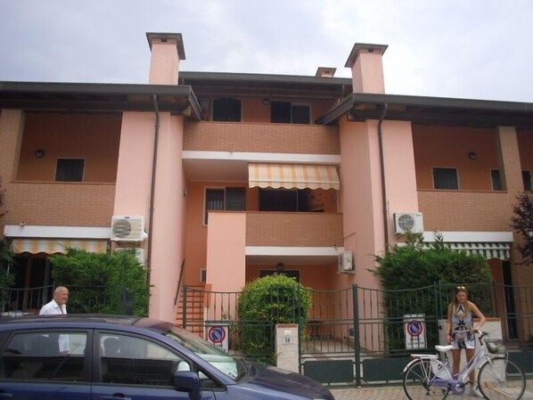 Front of property - Pic Nic 60 (Comacchio)