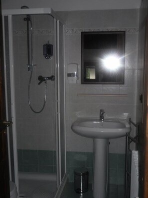 Shower, rainfall showerhead, free toiletries, hair dryer